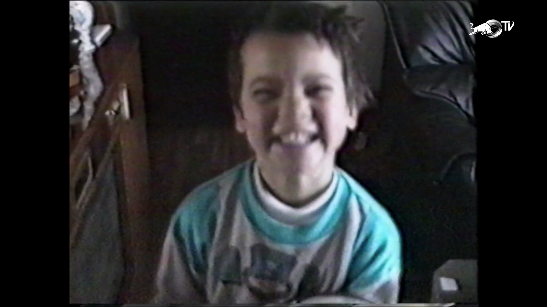 Dani Pedrosa家人的私人影片，拍下年幼的Dani收到騎車裝備時的開心模樣